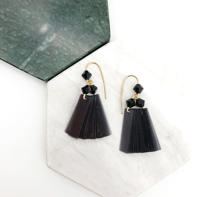 COLE COOL Original Design – 【Dancing Earrings - Red】【Valentines Day Gift】 - ต่างหู - คริสตัล สีดำ