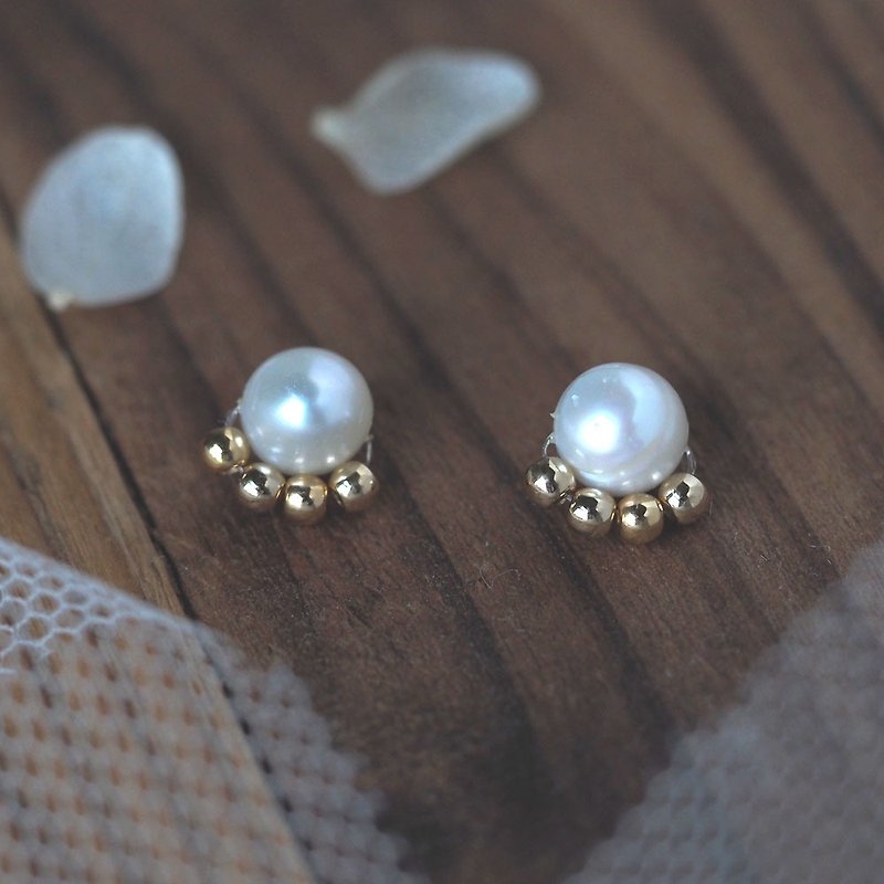 Freshwater pearl earrings/ Clip-On | Quality AA+ - ต่างหู - ไข่มุก ขาว