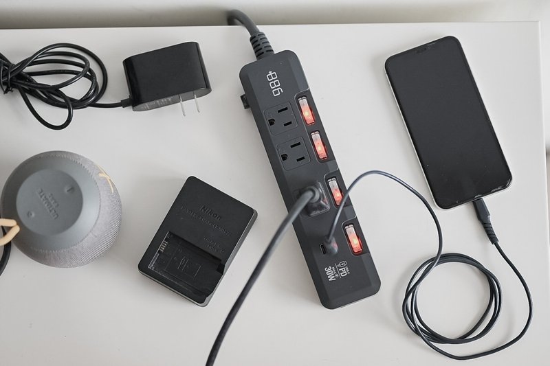+886 極野家 4開3插 PD 30W + USB-C to Lightning 快充組合 - 行動電源/充電線 - 其他材質 咖啡色