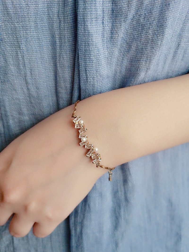 -Melody- Stone Bronze Bracelet - สร้อยข้อมือ - ทองแดงทองเหลือง สีทอง