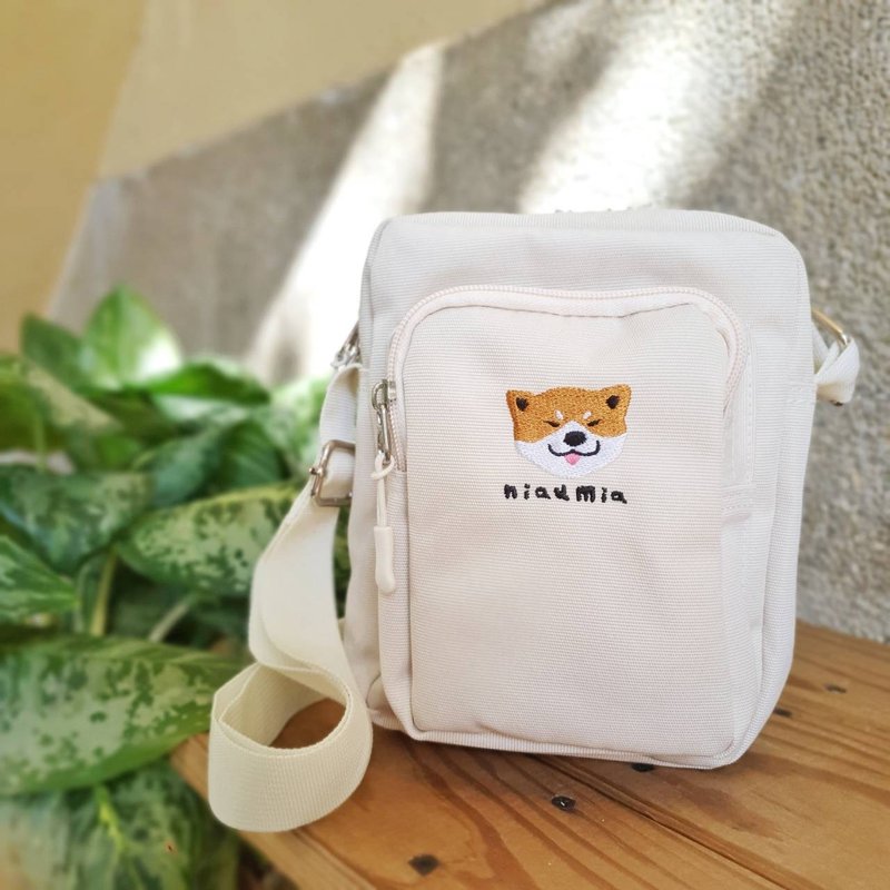 Mid-size water-repellent nylon crossbody bag with embroidery pattern (off-white) / Shiba Inu Achai - กระเป๋าแมสเซนเจอร์ - ไนลอน ขาว