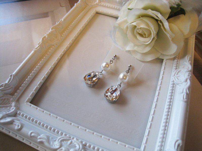 Silky Pearl & Swarovski Crystal Drop Pierced Earrings / PD : White - ต่างหู - ไข่มุก ขาว