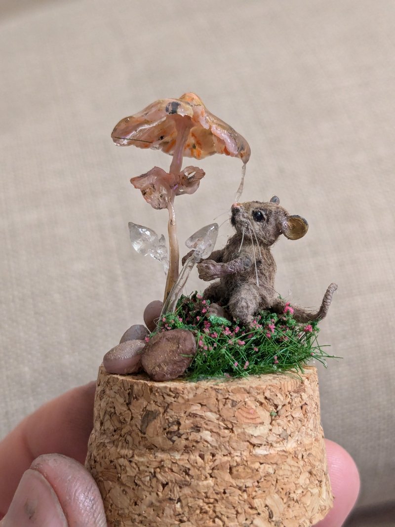 Micro mouse Larisa. Crochrted miniature - 玩偶/公仔 - 其他材質 卡其色