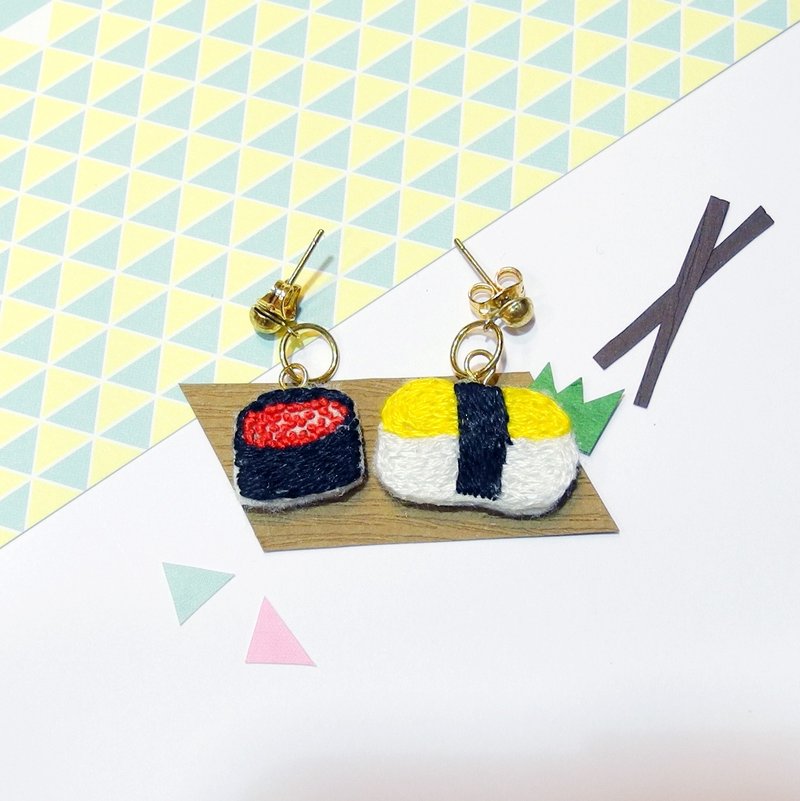 食物系刺繡蝦卵壽司 玉子燒壽司 項鍊頸鍊 耳環耳針  手鍊 2 入/閨蜜/姊妹 手工刺繡 - 耳環/耳夾/耳骨夾 - 繡線 多色