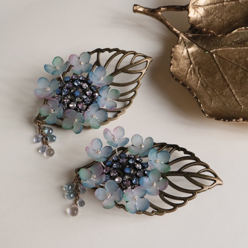 Waking up on a rainy day, Hydrangea forehead brooch, Droplet, Dangling, Vintage, Austrian crystal, Czech beads, Czech glass, Hydrangea - เข็มกลัด - แก้ว สีน้ำเงิน