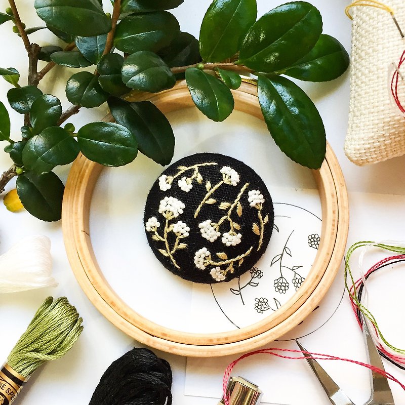 . Japanese finch embroidery. Flower series hand-embroidered brooch / necklace pendant black - เข็มกลัด/พิน - งานปัก สีดำ