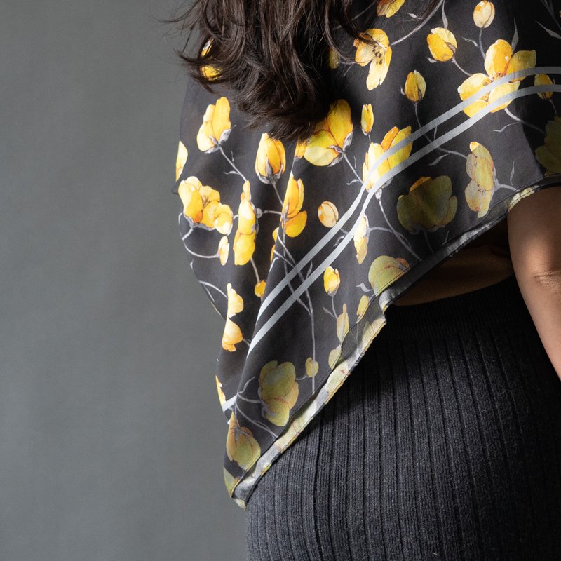 Enmo Lin Soft Cotton Watercolor Yellow Flower Illustration Large Silk Scarf-Mysterious Black - ผ้าพันคอ - ผ้าฝ้าย/ผ้าลินิน สีดำ