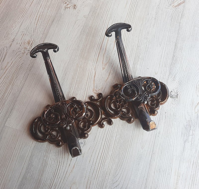 Soviet metal wall hanger vintage - two hooks old coat rack - 衣架/衣帽架/掛勾 - 其他金屬 咖啡色