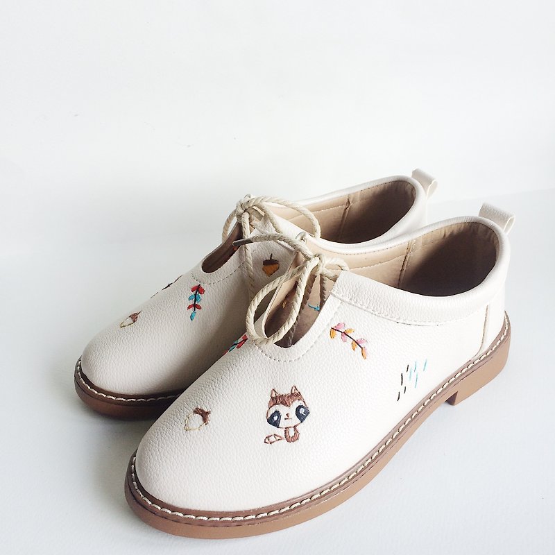รองเท้าปัก (sneakers handmade) - รองเท้าลำลองผู้หญิง - หนังแท้ ขาว