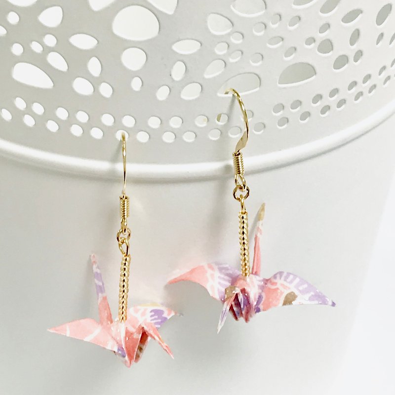 Japanese paper crane gold earring - ピアス・イヤリング - 紙 ピンク