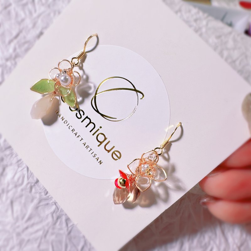 COSMIQUE - Christmas Blossom 聖誕小花不對稱手作耳環 - 耳環/耳夾 - 樹脂 金色