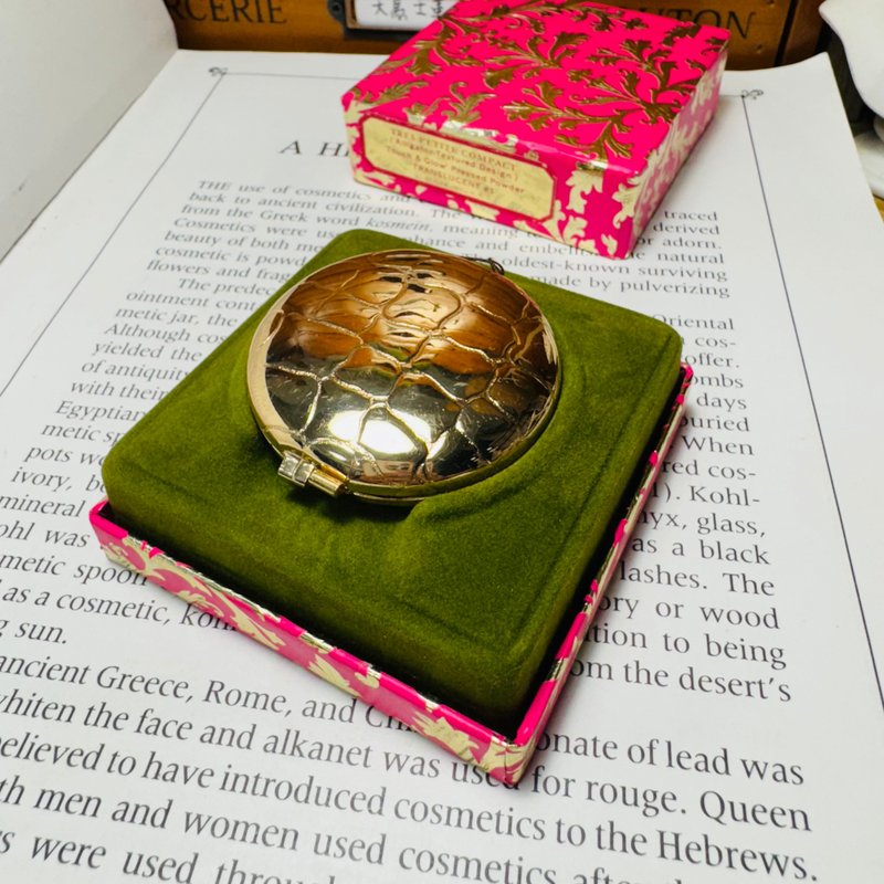 Revlon Crocodile-Embossed Powder Compact Case, Original Box - สร้อยคอยาว - โลหะ 