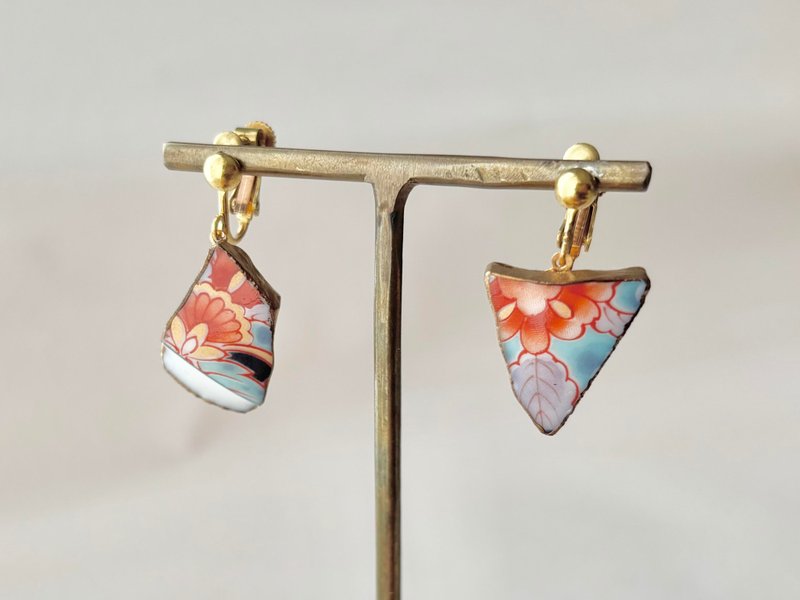 有田焼 　金継ぎ　ネジバネ式イヤリング　オレンジ　水色　花柄　リーフ柄　揺れる　伝統工芸　No.382 - 耳環/耳夾/耳骨夾 - 陶 橘色