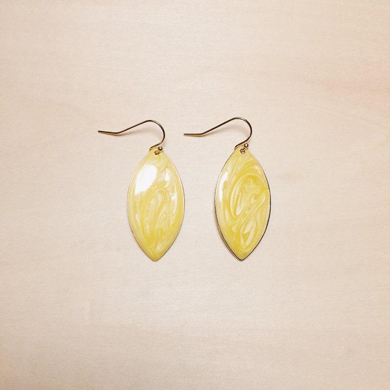 Vintage yellow drip glaze eye-shaped earrings - Earrings & Clip-ons - Pigment Yellow