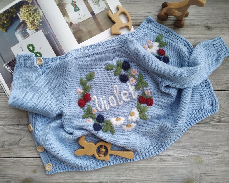 Handmade  wool cardigan with embroidered name flowers/flora for girll. Size 9T - 男/女童外套 - 羊毛 