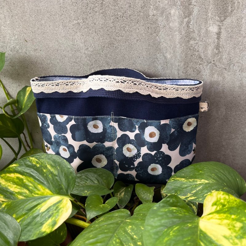 Bag-in-bag bag-in-bag storage bag Nordic style large flower Yulan - Toiletry Bags & Pouches - Cotton & Hemp Blue