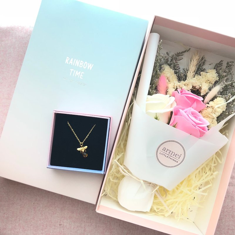Sincerity Gift [Flower Gift Box Set] Little Bee Necklace + Rose Soap Bouquet Not Mini - สร้อยคอ - โลหะ 