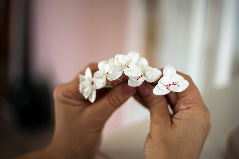 Mini orchids hair pins set of 5. White Flowers hair pin.Wedding headpiece. - 髮夾/髮飾 - 樹脂 白色