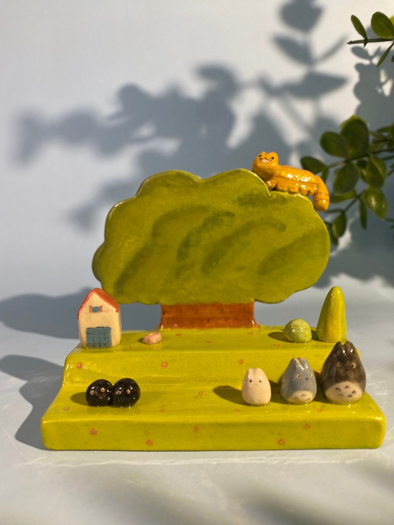 Cute handmade ceramic mobile phone stand with Totoro pattern as a gift. - 花瓶/陶器 - 陶 白色