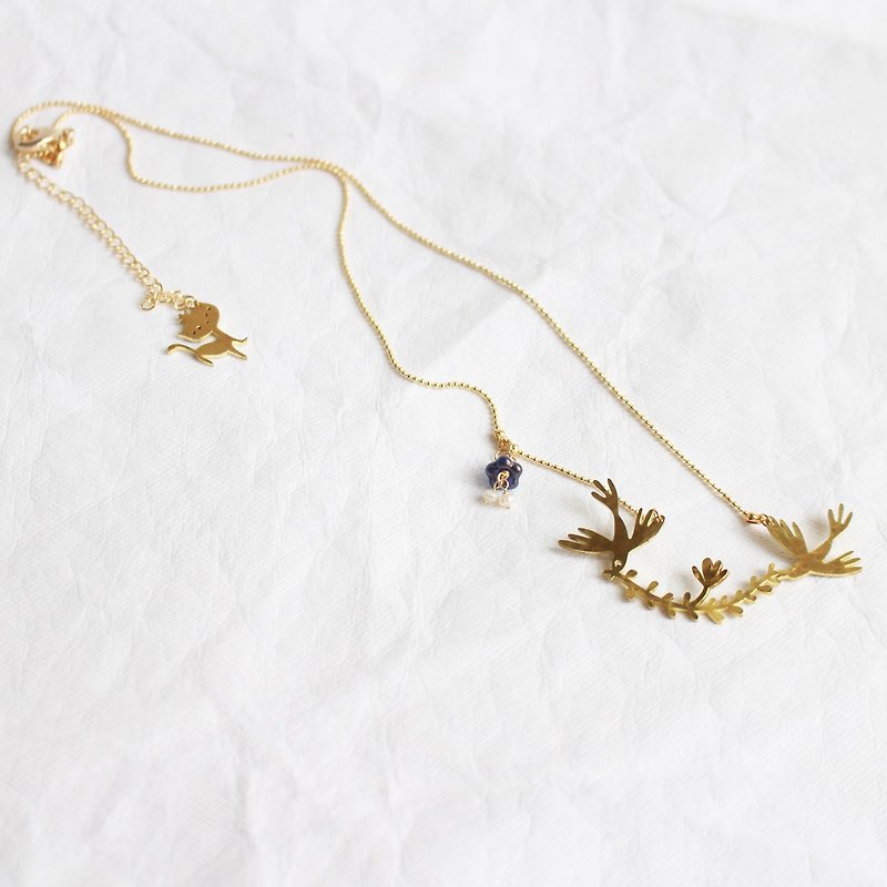 Bird & Flowers hammered brass golden necklace II Story_Strange Birds - สร้อยคอ - ทองแดงทองเหลือง สีทอง