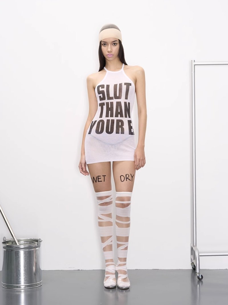 DIVA SLUT英文字母毛織掛脖背心連身裙 - 洋裝/連身裙 - 其他材質 多色