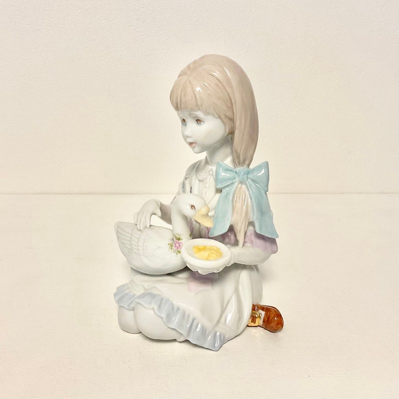 Figurine of a girl feeding a duck - ตุ๊กตา - เครื่องลายคราม ขาว