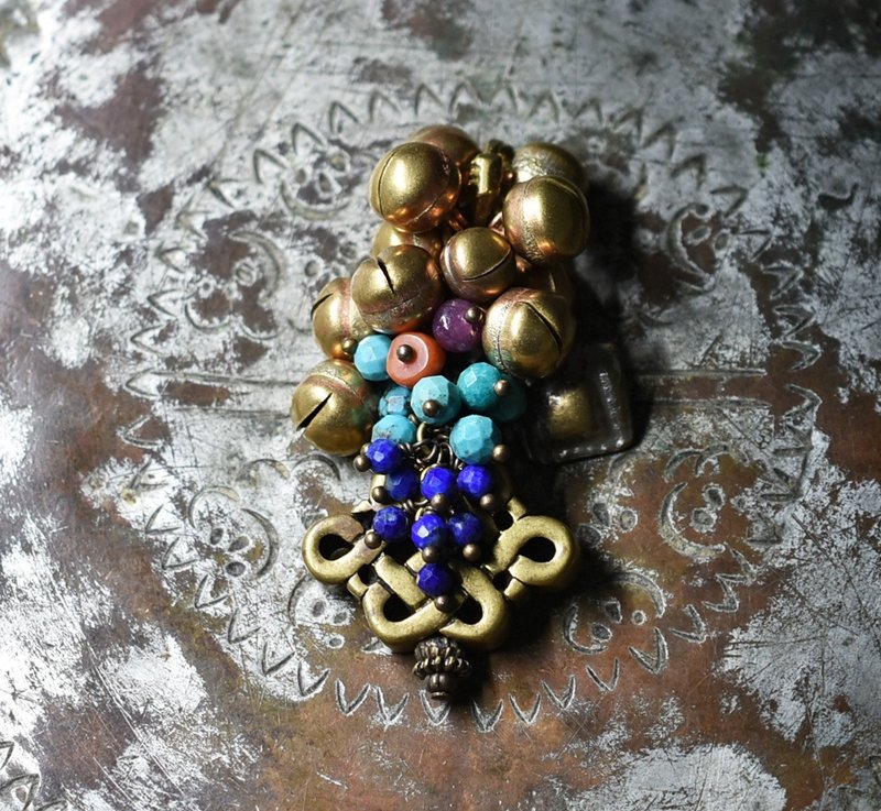 エンドレスノットとたわわな鈴とストーンビーズ、oldアフガンパーツのペンダントトップ - 項鍊 - 其他金屬 金色