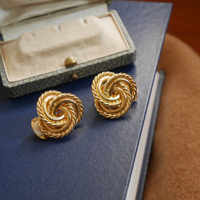 Old and Good Antique Gold Braided Clip-on Earrings C1158 - ต่างหู - โลหะ สีทอง