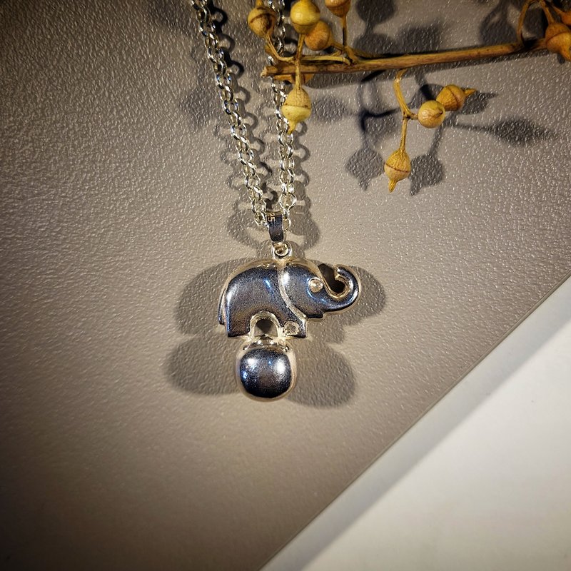 【JE Hand Made】Handmade 925 sterling silver necklace elephant with ball - Necklaces - Sterling Silver Silver
