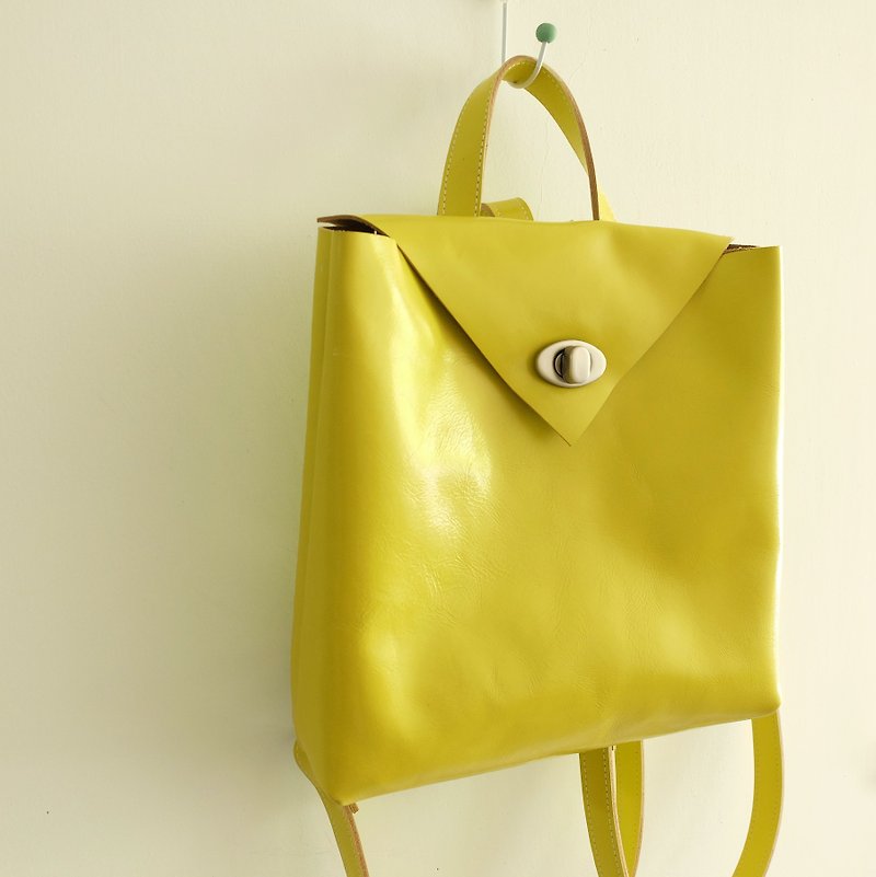 Banana shiny leather small backpack after backpack bright yellow pennants - กระเป๋าเป้สะพายหลัง - หนังแท้ สีเหลือง