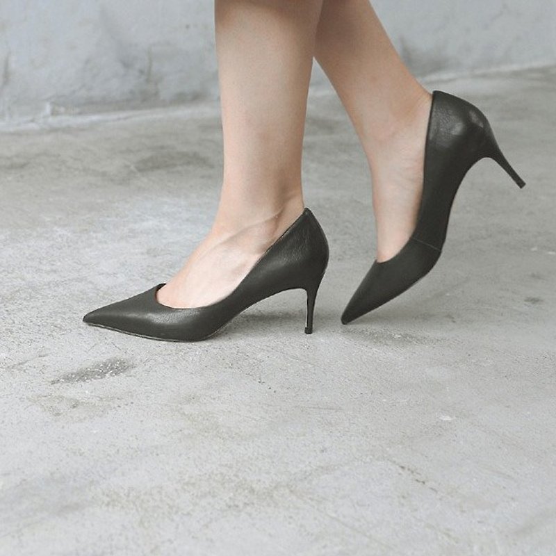 Streamlined simple pointed leather stiletto heels black - รองเท้าส้นสูง - หนังแท้ สีดำ