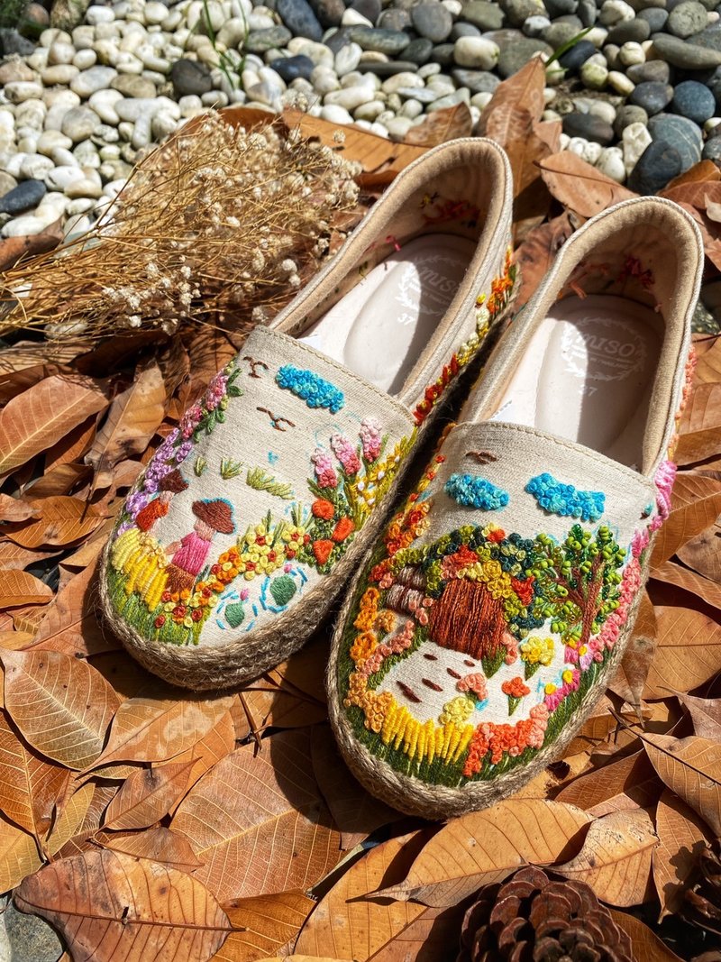 Hand-embroidered handmade shoes - 高跟鞋/跟鞋 - 繡線 