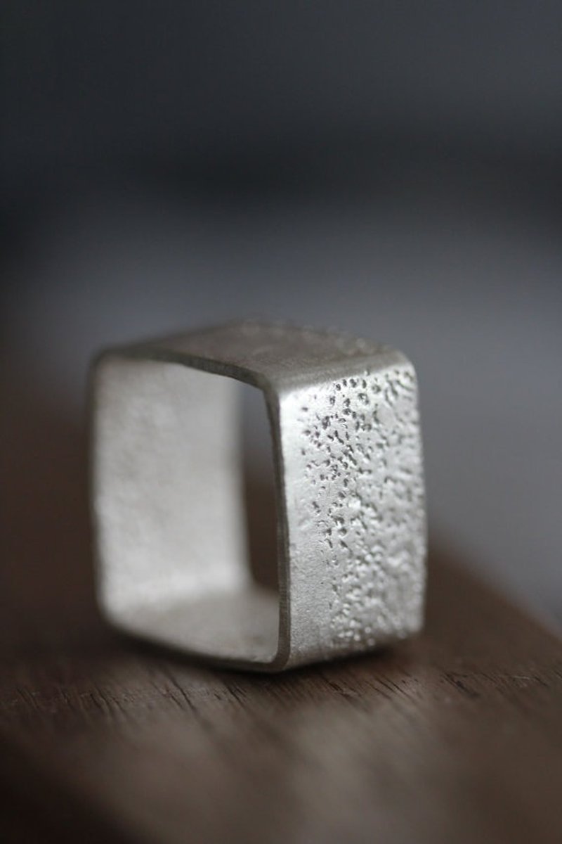 織り目加工の表面を持つ手作りの正方形のリング（R0039） - リング - 金属 