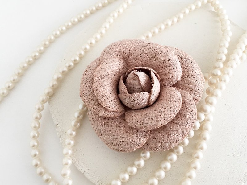 Corsage: tweed camellia beige - เข็มกลัด - เส้นใยสังเคราะห์ สีกากี