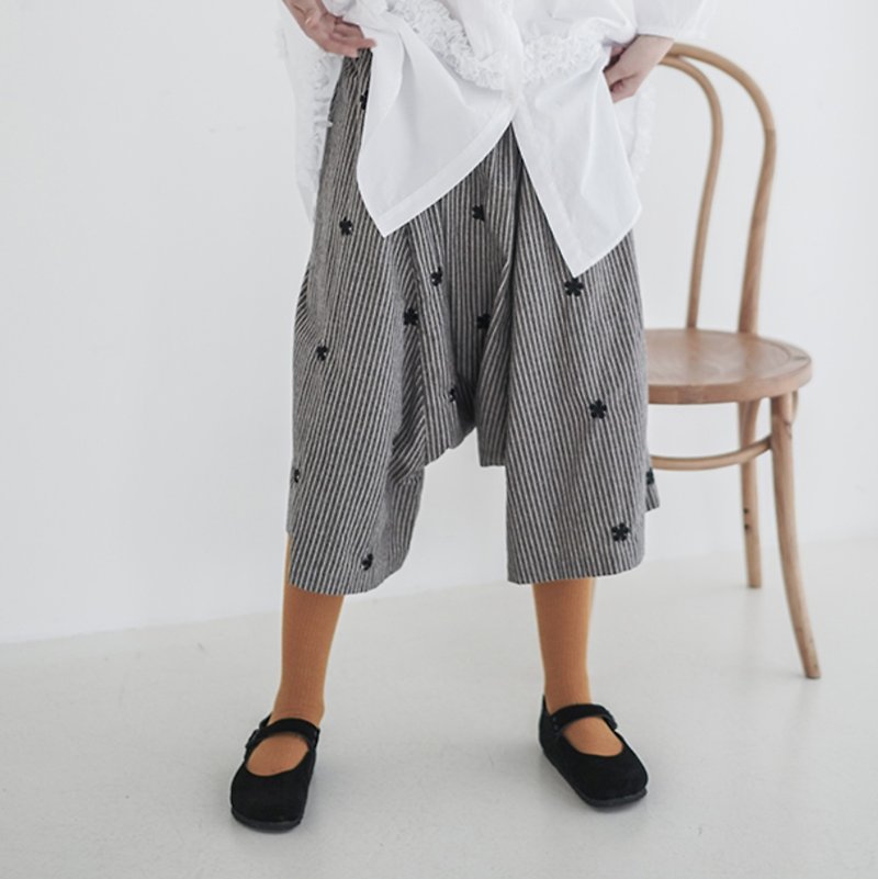 Grey striped three-dimensional florets low-crotch five-point pants-imakokoni - กางเกงขายาว - ผ้าฝ้าย/ผ้าลินิน สีเทา