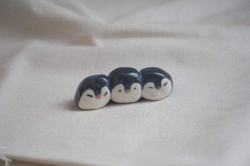 【Pre-order】Three Little Ceramic Pig Chopstick Rests - Chopsticks - Pottery 