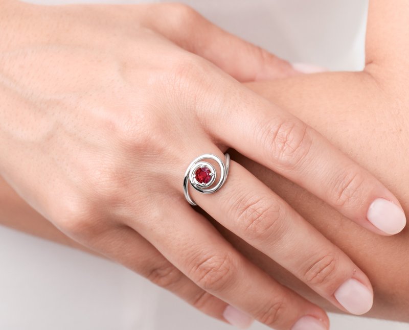 紅寶石螺旋求婚戒指 14k金獨特結婚戒指 極簡鴿血紅另類訂婚指環 - 戒指 - 貴金屬 紅色