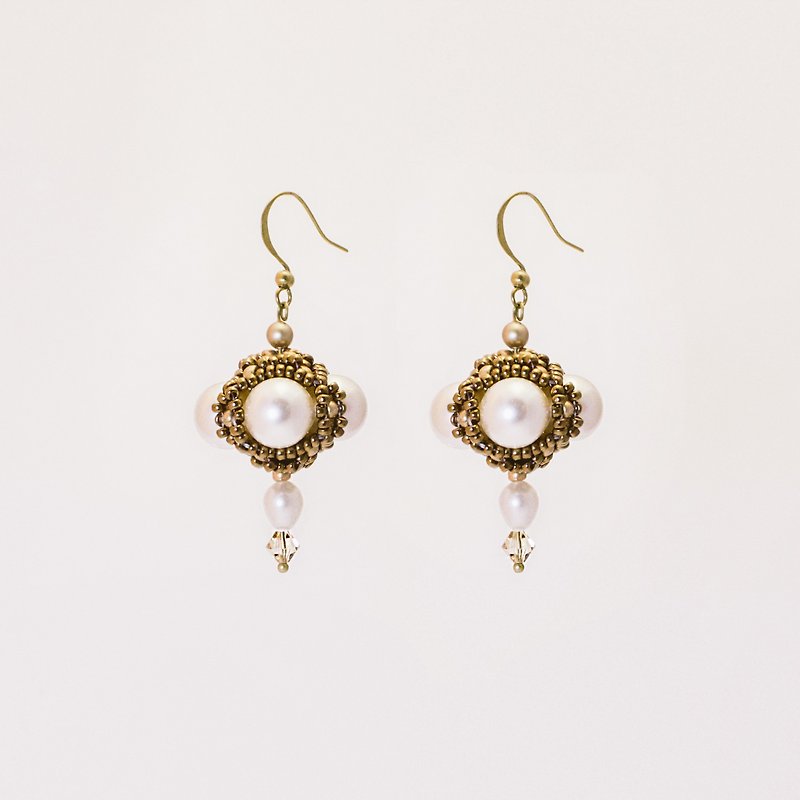 Omni Central beaded pearl & brass earrings/clips - ต่างหู - โลหะ สีทอง