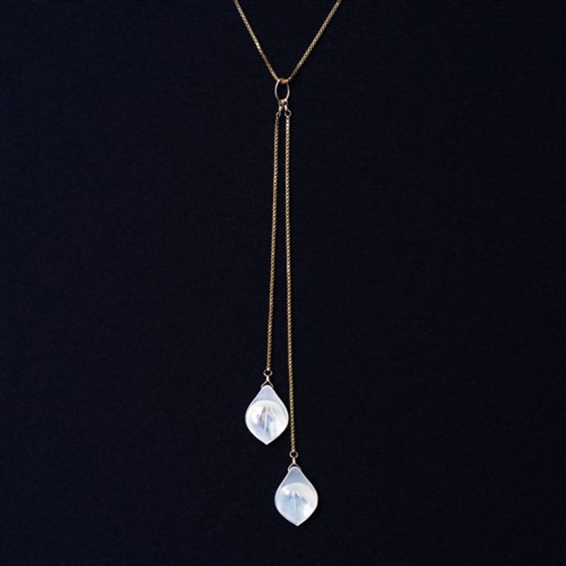 白蝶貝の彫り細工によるカラーの花のセミロングY字ネックレス　Calla lily - 耳環/耳夾/耳骨夾 - 寶石 白色