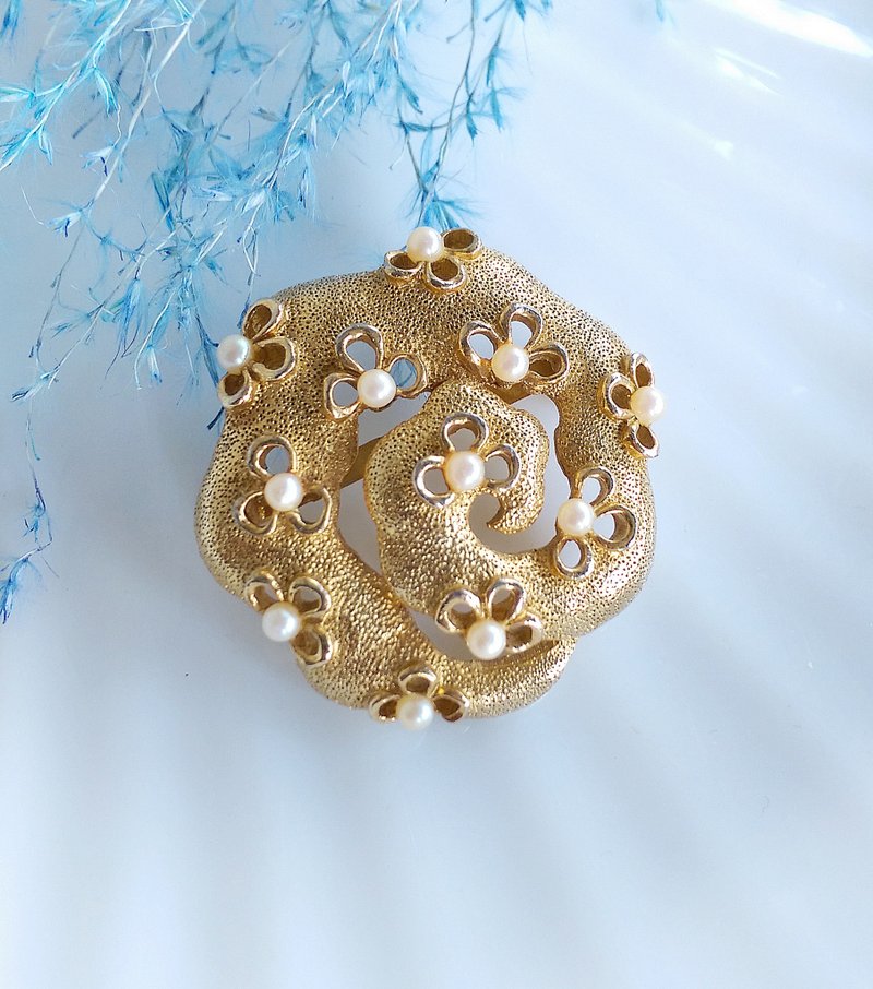 Vintage Jewelry 西洋古董飾品 優雅簍空盤旋 仿珠 別針 - 徽章/別針 - 其他金屬 金色