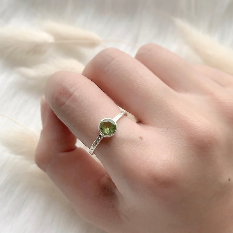 橄欖石925純銀簡約設計戒指 尼泊爾手工銀飾 - 戒指 - 寶石 銀色
