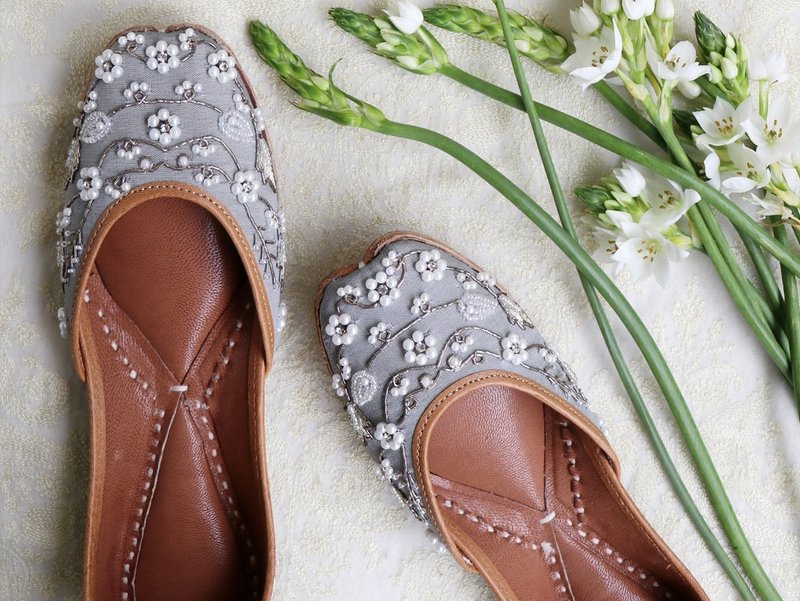 Flower in the Clouds Indian Retro Art Light Gray Handmade Beaded Shoes - อื่นๆ - หนังแท้ สีเทา