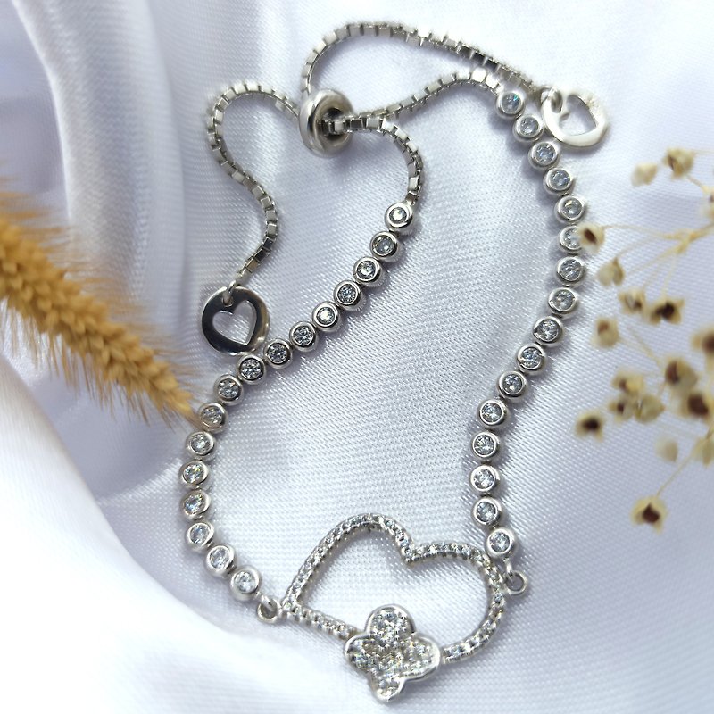 Silver bracelet with flower heart and oval pattern with crystal in center. - 手鍊/手環 - 純銀 銀色