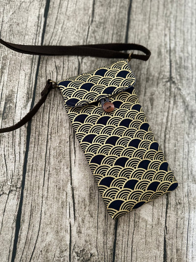 Handmade Phone case with Adjustable strap, Japanese vintage pattern - กระเป๋าแมสเซนเจอร์ - ผ้าฝ้าย/ผ้าลินิน สีน้ำเงิน