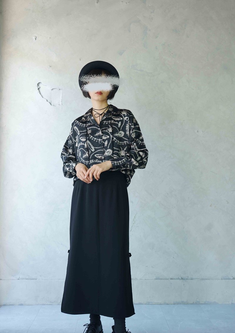 尋寶古著-珠寶印花緞面質感黑色開襟襯衫 - 女襯衫 - 聚酯纖維 黑色