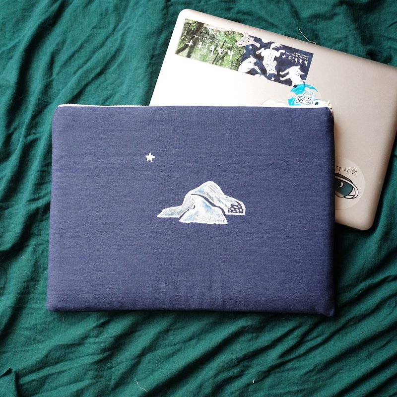【 訂製電腦包 】山與飛鼠  | 13吋 14吋 15吋  |  提供繡字 - 電腦袋 - 棉．麻 藍色