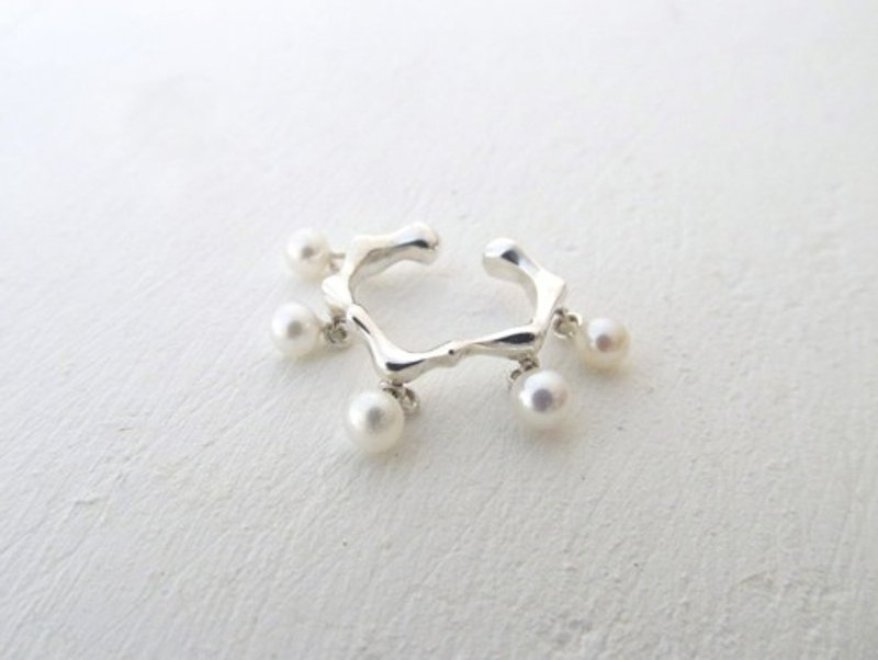 揺れるパールのイヤーカフ - 耳環/耳夾/耳骨夾 - 純銀 