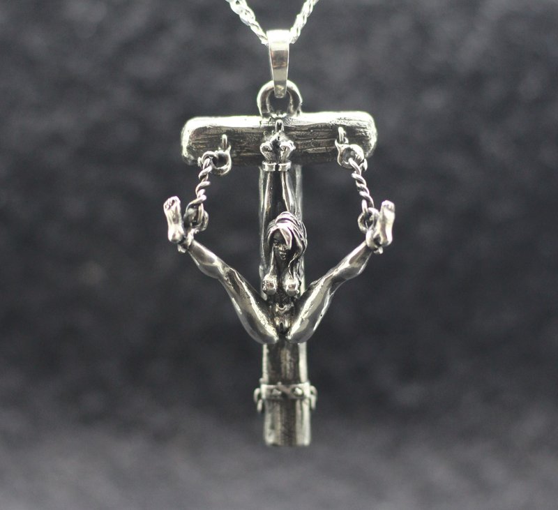 Mature jewelry bdsm. Tied naked woman erotic silver figure on cross pendant. - 項鍊 - 純銀 銀色