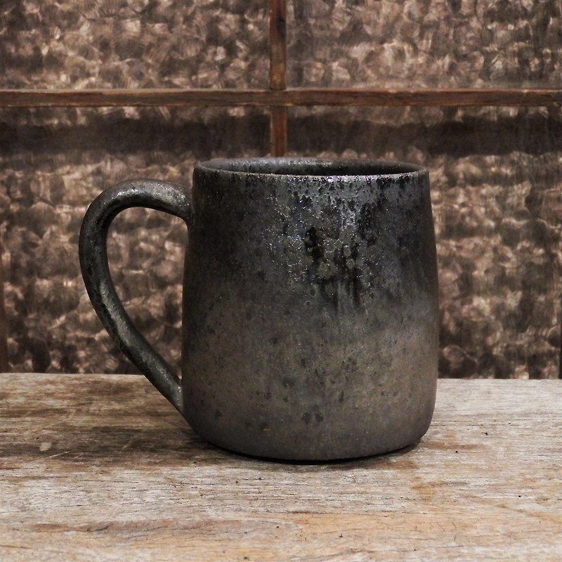 薪焼き陶器マグ/コーヒーカップ - マグカップ - 陶器 ブラック
