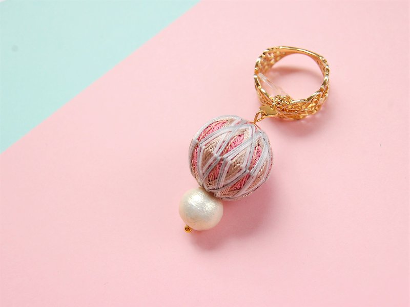 tachibanaya Diamond-pattern TEMARI Earrings Cotton pearl Pink Beige Temari Ball Embroidery Ear Ring - ต่างหู - งานปัก สึชมพู